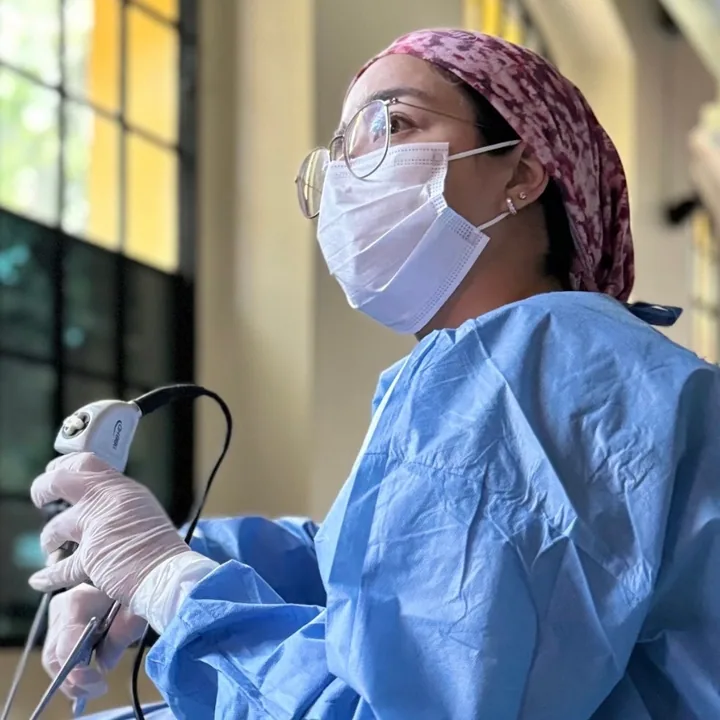 Dra. Kimberli Arceo realizando un procedimiento de endoscopía